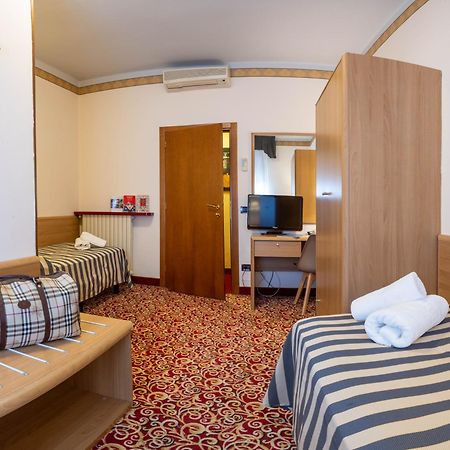 Hotel Giardinetto Десенцано дел Гарда Екстериор снимка