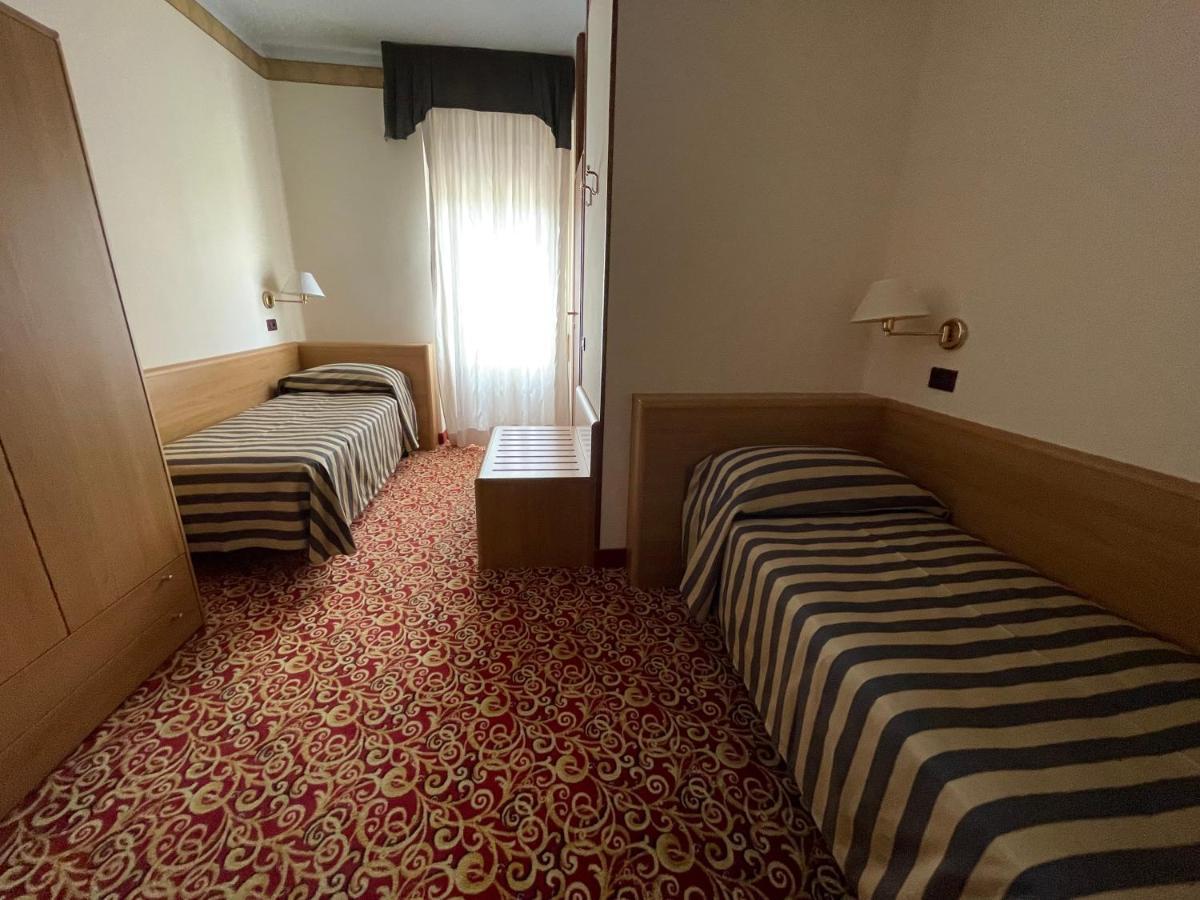 Hotel Giardinetto Десенцано дел Гарда Екстериор снимка