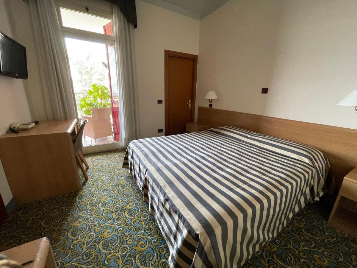 Hotel Giardinetto Десенцано дел Гарда Екстериор снимка