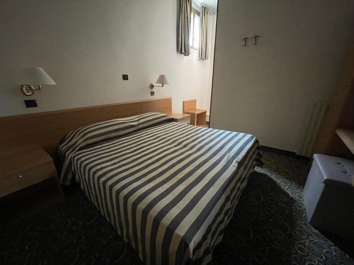 Hotel Giardinetto Десенцано дел Гарда Екстериор снимка