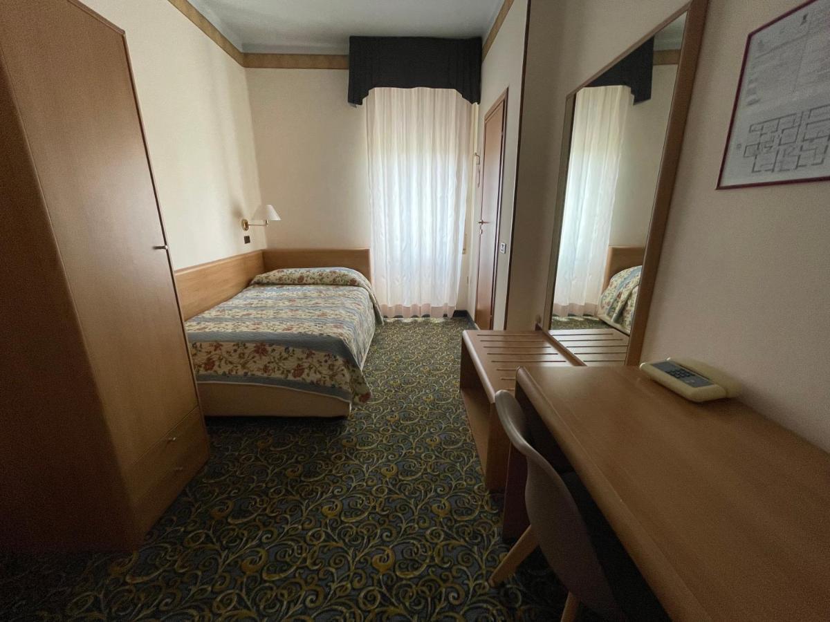 Hotel Giardinetto Десенцано дел Гарда Екстериор снимка