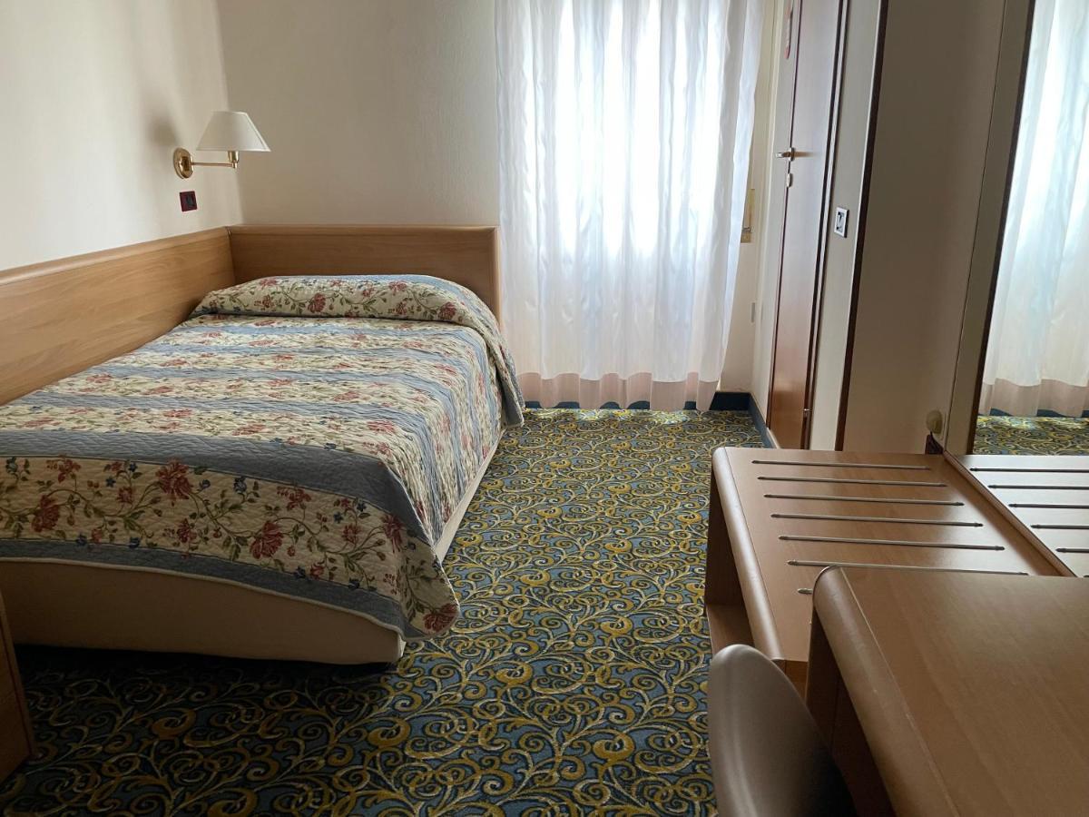 Hotel Giardinetto Десенцано дел Гарда Екстериор снимка