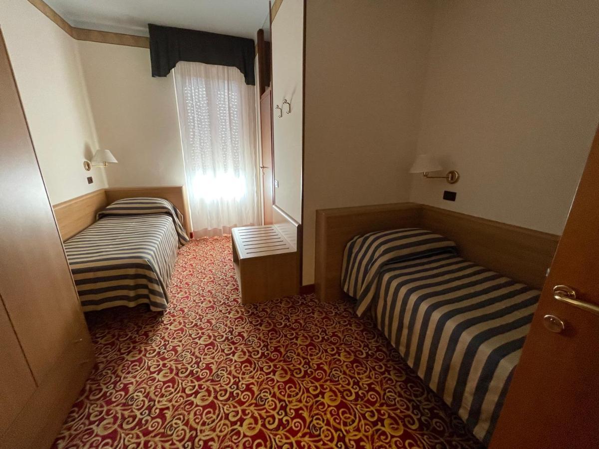 Hotel Giardinetto Десенцано дел Гарда Екстериор снимка