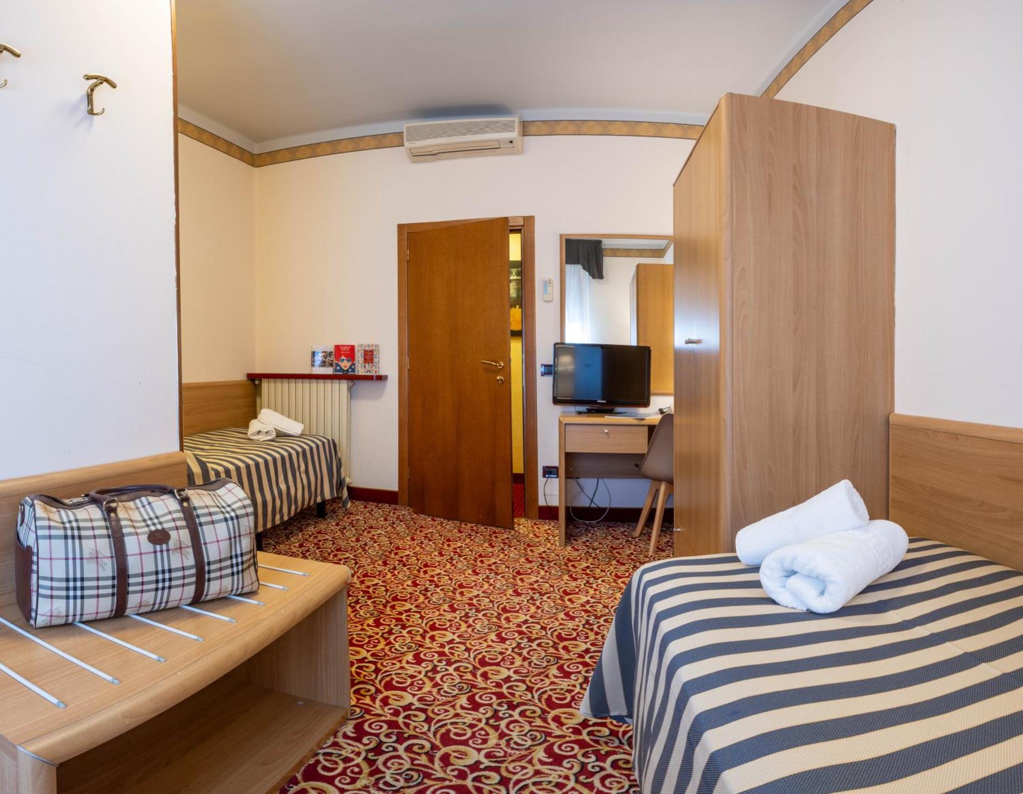 Hotel Giardinetto Десенцано дел Гарда Екстериор снимка