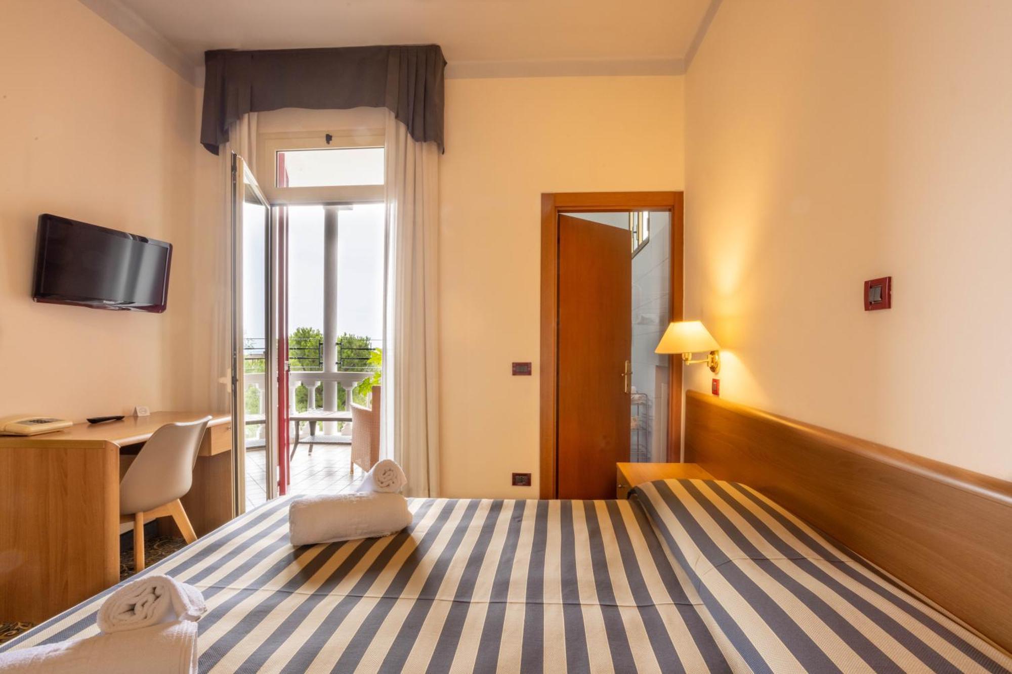 Hotel Giardinetto Десенцано дел Гарда Екстериор снимка