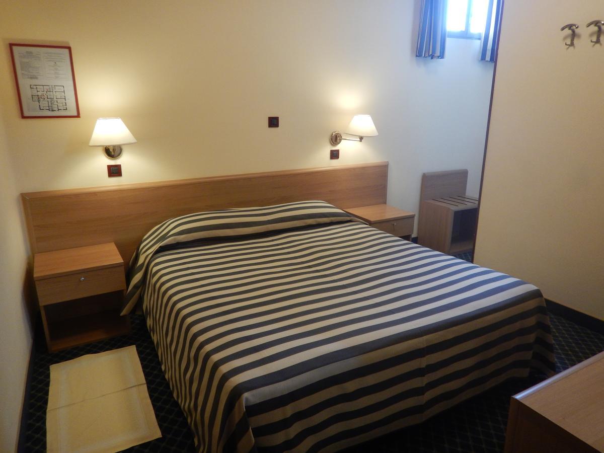 Hotel Giardinetto Десенцано дел Гарда Екстериор снимка