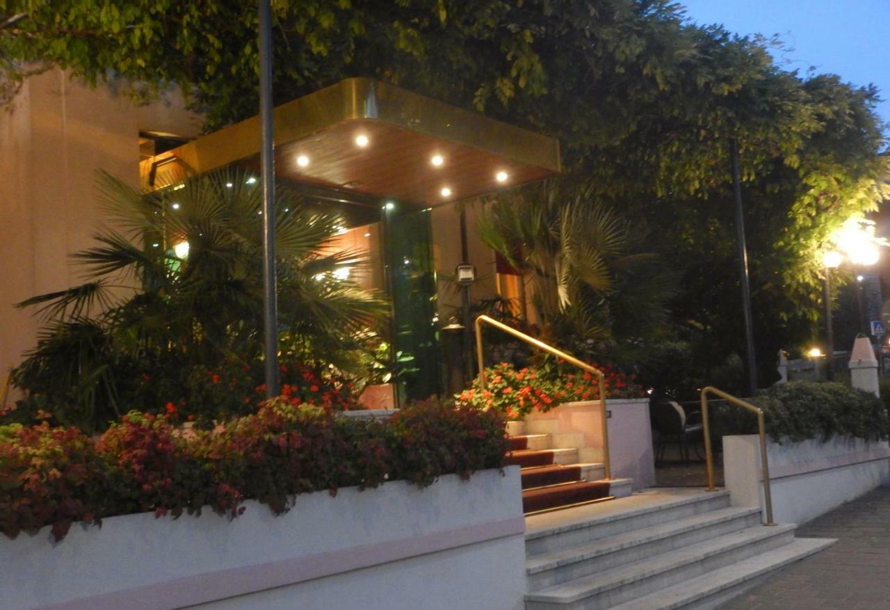 Hotel Giardinetto Десенцано дел Гарда Екстериор снимка
