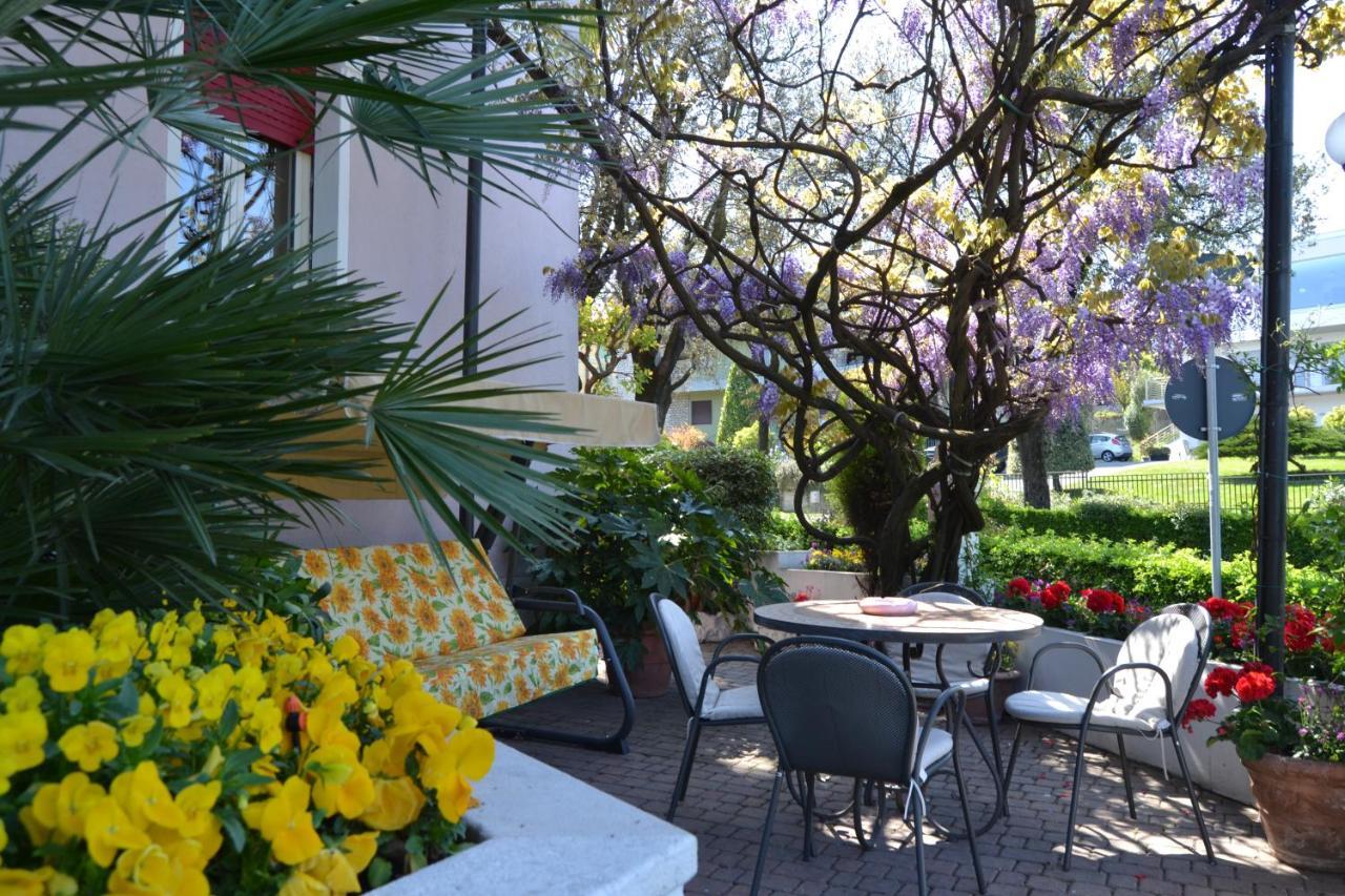 Hotel Giardinetto Десенцано дел Гарда Екстериор снимка